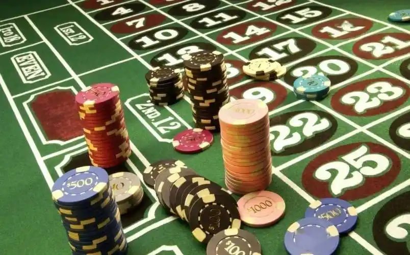 Người dùng theo dõi kết quả bóng đá trên điện thoại tại Việt Nam